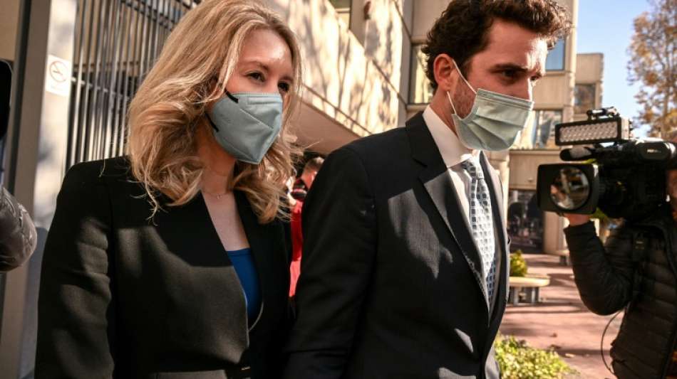 Ex-Bluttestunternehmerin Holmes weist Vorwurf der T&auml;uschung vor Gericht zur&uuml;ck