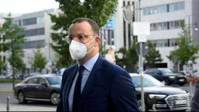 Sogenannte Querdenker bedr&auml;ngen Auto von Bundesgesundheitsminister Spahn