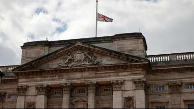 England: Salutsch&uuml;sse und Schweigen f&uuml;r Prinz Philip
