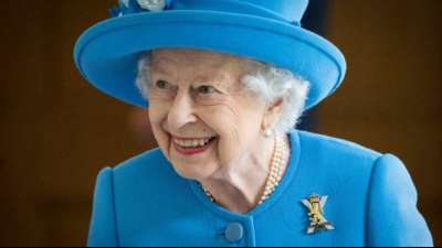 Umzug mit Marionetten und Artisten zum 70. Thronjubil&auml;um der Queen