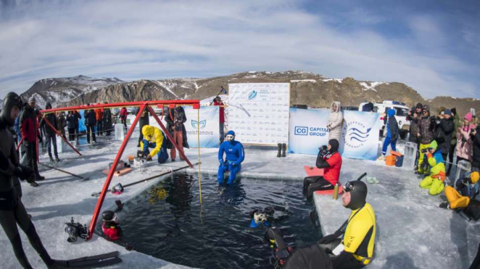 Russe stellt am Baikalsee einen Rekord im Tieftauchen auf