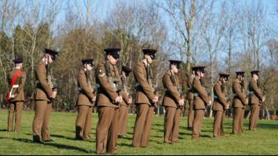 Britischer Corona-Held "Captain Tom" mit milit&auml;rischen Ehren verabschiedet