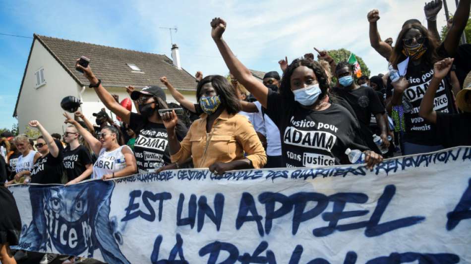 Frankreichs neuer Innenminister verteidigt Polizei gegen Gewalt-Vorwürfe