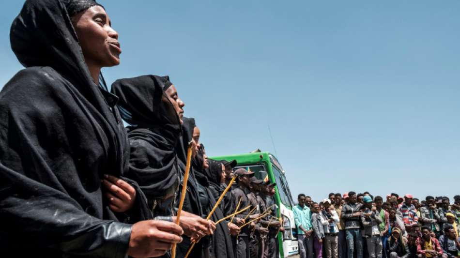 Hunderte Menschen erinnern an Flugzeugabsturz in Äthiopien vor fast einem Jahr