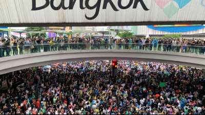 Tausende Demonstranten widersetzen sich erneut Versammlungsverbot in Thailand