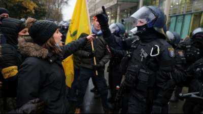 Erneut Polizisten bei Protesten gegen Corona-Ma&szlig;nahmen verletzt
