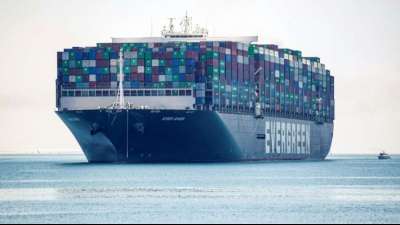 Containerschiff "Ever Given" lichtet die Anker 
