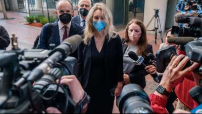 Ex-Bluttestunternehmerin Holmes verteidigt sich in Zeugenaussage in Betrugsprozess
