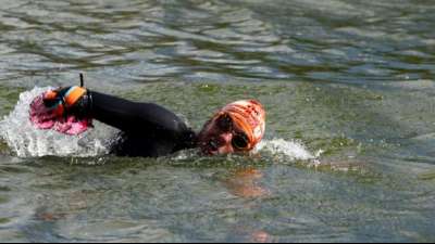 Arm- und beinamputierter Schwimmer schafft Durchquerung des Titicacasees