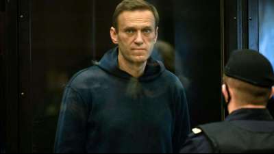 Kreml-Kritiker Nawalny zu mehr als zwei Jahren Haft in Strafkolonie verurteilt