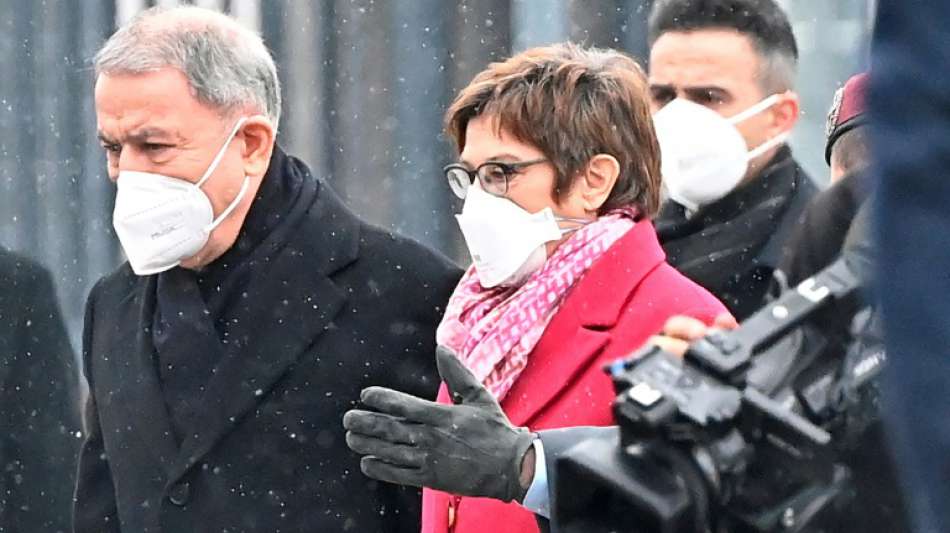 Kramp-Karrenbauer bezeichnet Treffen mit türkischem Kollegen als "gutes Signal"