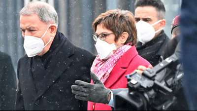 Kramp-Karrenbauer bezeichnet Treffen mit türkischem Kollegen als "gutes Signal"