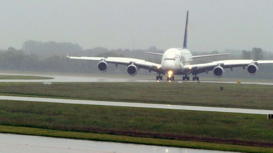 Nach 14 Stunden: Nationalmannschaft zurück in Frankfurt