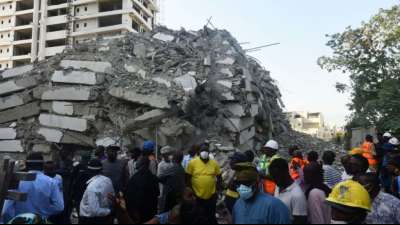 Hochhaus in Nigerias gr&ouml;&szlig;ter Stadt Lagos eingest&uuml;rzt