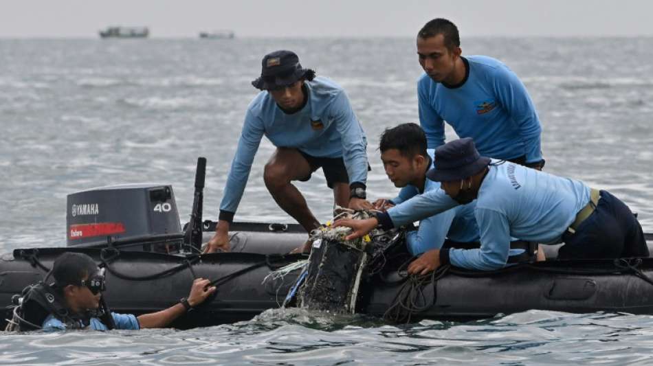 Indonesische Einsatzkr&auml;fte finden bei Suche nach verschollenem Flugzeug Leichenteile