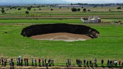 Mexikanische Einsatzkr&auml;fte retten zwei Hunde aus riesigem Erdloch