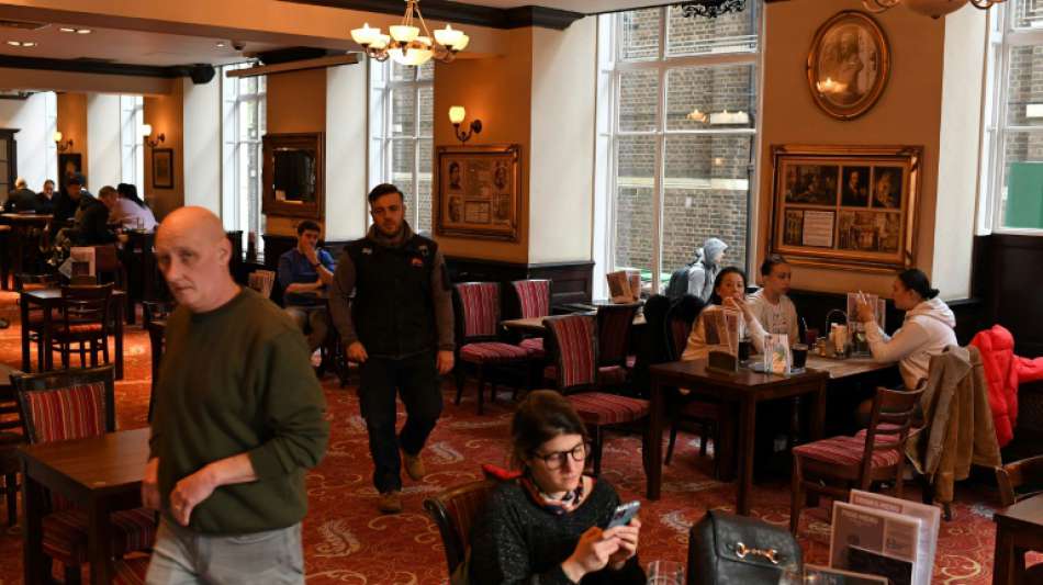 Britische Regierung ordnet Schließung von Restaurants, Theatern und Pubs an