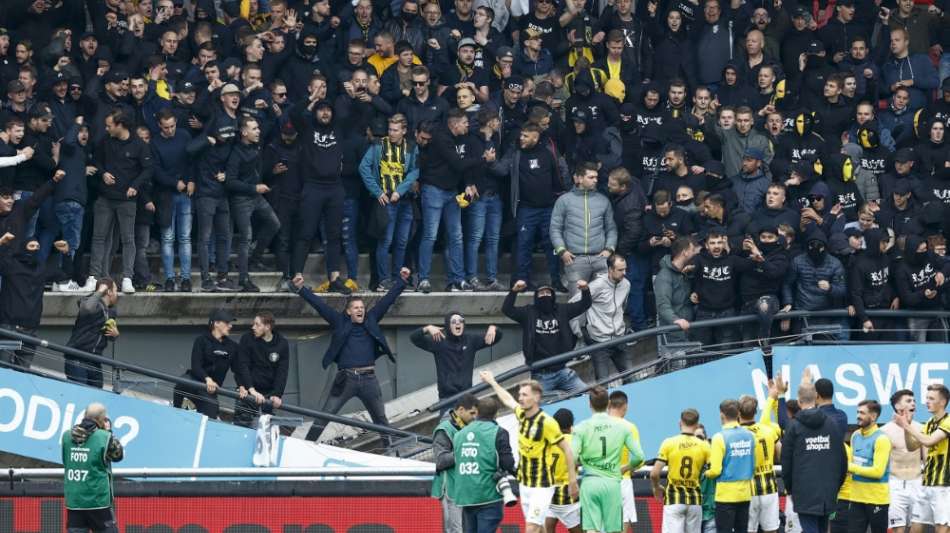 Niederlande: Tribüne bricht unter hüpfenden Fans zusammen