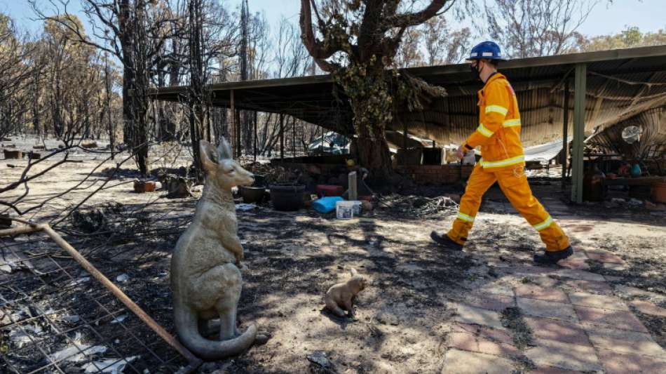 Feuerwehr bringt Buschbrände nahe Perth unter Kontrolle