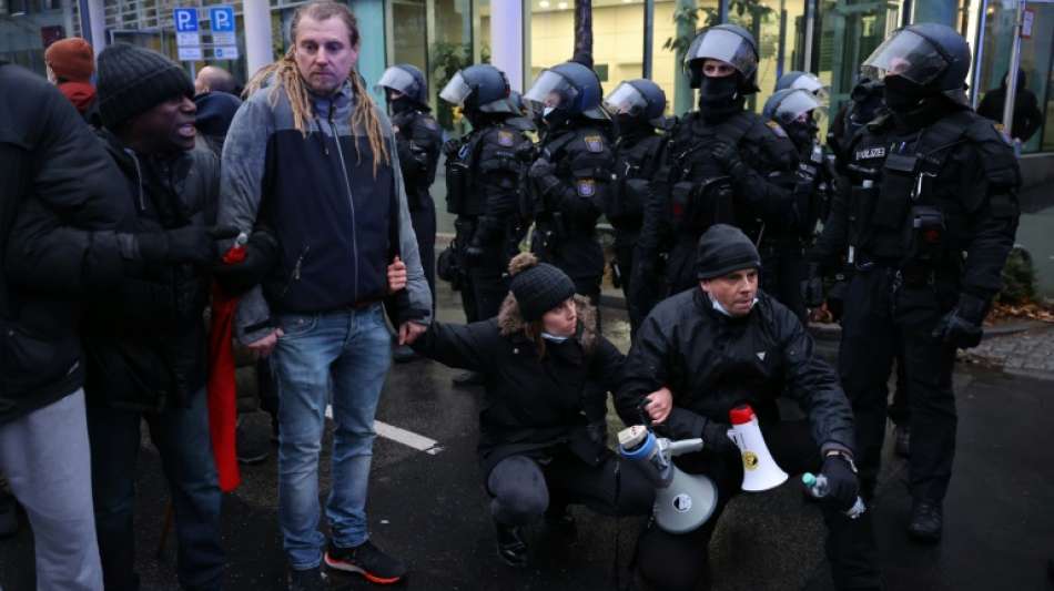 Bayerns Innenminister fordert konsequentes Vorgehen gegen Corona-"Spazierg&auml;nge"
