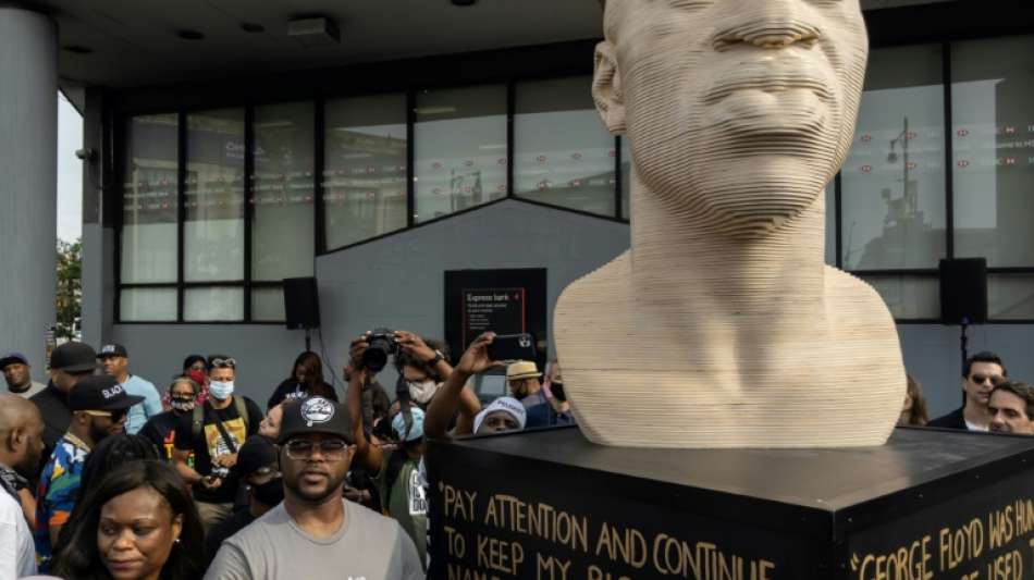 Floyd-Denkmal in New York mit Farbe beschmiert