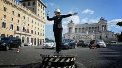 Roms ber&uuml;hmte Piazza Venezia hat ihre erste Verkehrspolizistin