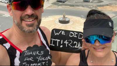 Ehepaar in Dubai läuft Marathon auf dem Balkon
