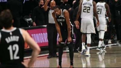 Brooklyn fehlen Zentimeter - Milwaukee nach Krimi im Halbfinale