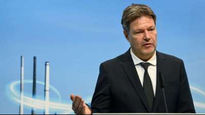 Wirtschaftsminister Habeck k&uuml;ndigt "scharfes Sanktionspaket" an