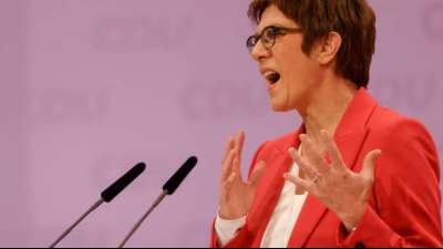 Kramp-Karrenbauer will auch in n&auml;chster Regierung Verteidigungsministerin bleiben