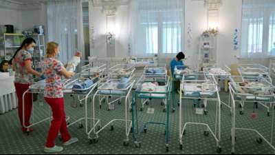 Russland prüft Zusammenführung von Leihmütter-Babys mit ihren Eltern