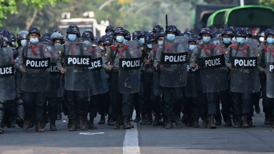 Polizei l&ouml;st Proteste gegen Myanmars Milit&auml;r in Rangun unter Gewaltandrohung auf