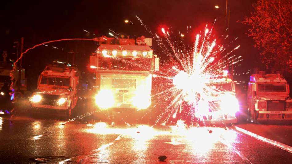 Hunderte liefern sich erneut Auseinandersetzungen mit Polizei in Belfast