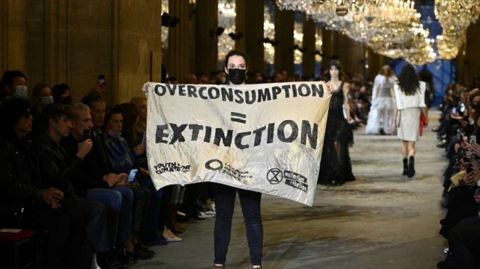 Klima-Aktivisten stürmen Modenschau von Louis Vuitton