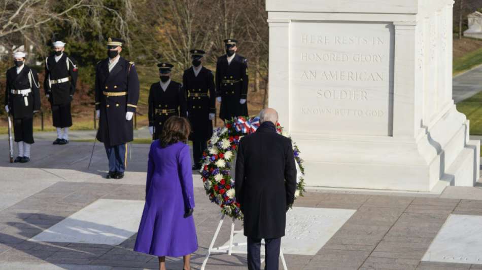 Biden und Harris gedenken auf Nationalfriedhof Arlington gefallenen US-Soldaten