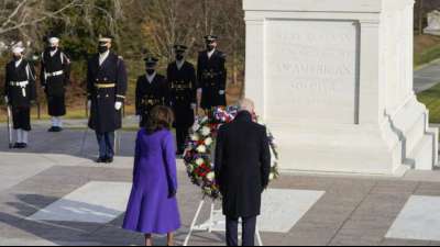 Biden und Harris gedenken auf Nationalfriedhof Arlington gefallenen US-Soldaten
