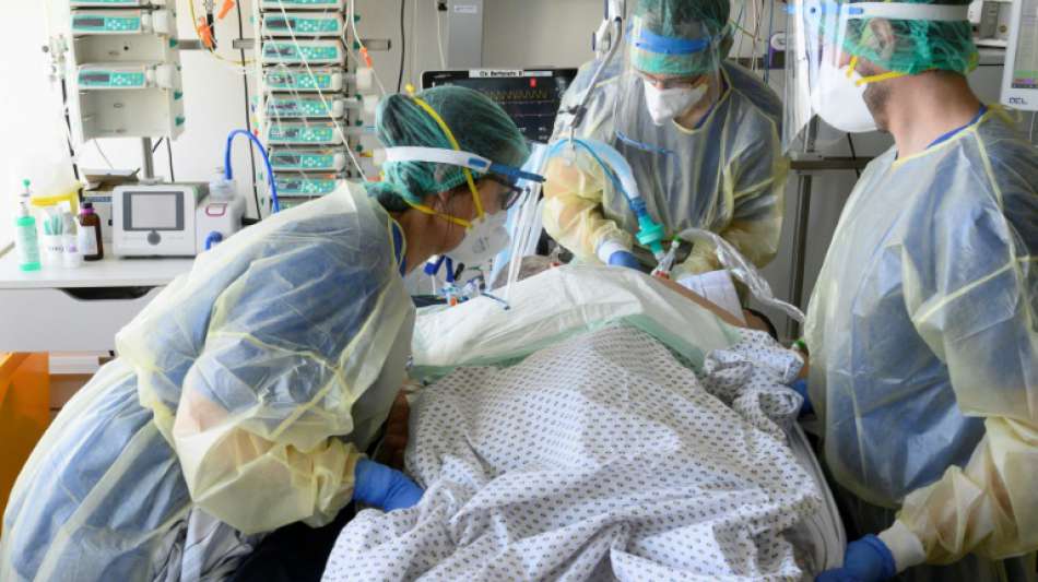 Merkel w&uuml;rdigt Leistungen von &Auml;rzten und Pflegern