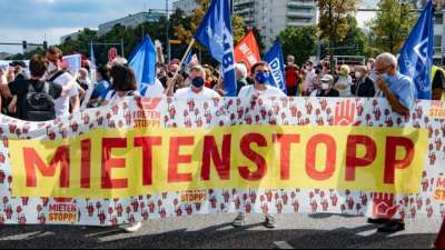 Tausende Menschen demonstrieren in Berlin f&uuml;r bezahlbare Mieten