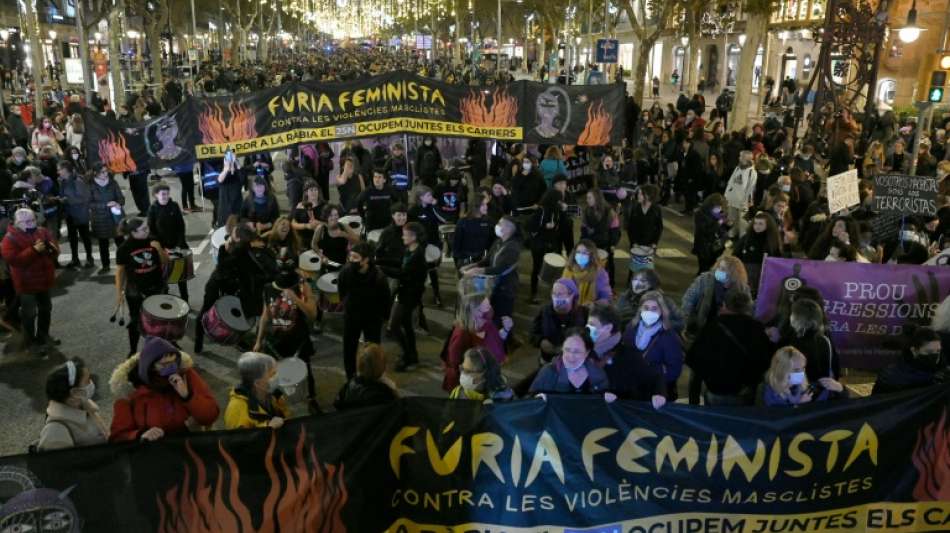 Demonstrationen gegen Gewalt an Frauen in Spanien und der Türkei