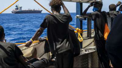 27 aus dem Mittelmeer gerettete Migranten wechseln von Tanker auf Rettungsschiff