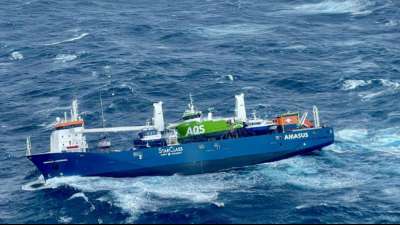 Niederl&auml;ndischer Frachter treibt vor Norwegens K&uuml;ste verlassen im Meer