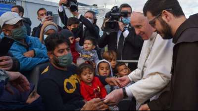 Papst nennt Umgang mit Fl&uuml;chtlingen bei Lesbos-Besuch "Schiffbruch der Zivilisation"