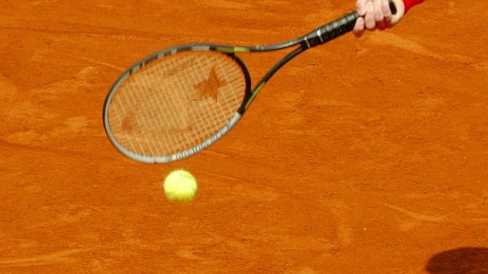 Tennisspieler Davidov ohne R&uuml;ckhand sorgt f&uuml;r Furore im Netz