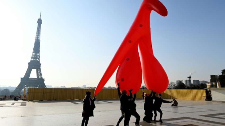 Knallrote Riesen-Klitoris vor Pariser Eiffelturm aufgestellt