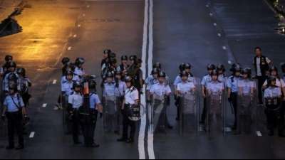 Polizei in Hongkong geht gewaltsam gegen Demonstranten vor