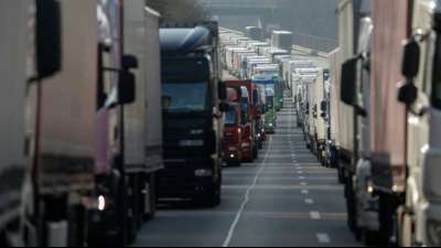 Verkehrsministerium f&ouml;rdert LKW-Parkpl&auml;tze an Autobahnanschlussstellen