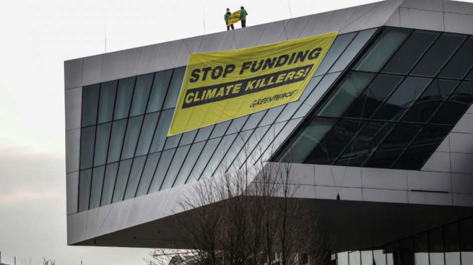 Protest von Greenpeace-Aktivisten auf Dach des EZB-Sitzes in Frankfurt
