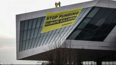 Protest von Greenpeace-Aktivisten auf Dach des EZB-Sitzes in Frankfurt
