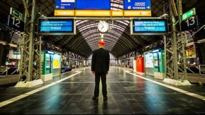 Paket mit Weihnachtskerzen löst Sprengstoff-Furcht an Frankfurts Bahnhof aus