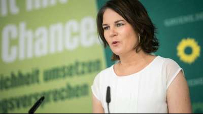Gr&uuml;nen-Kanzlerkandidatin &auml;u&szlig;ert sich selbstkritisch zu Fehlern im Wahlkampf